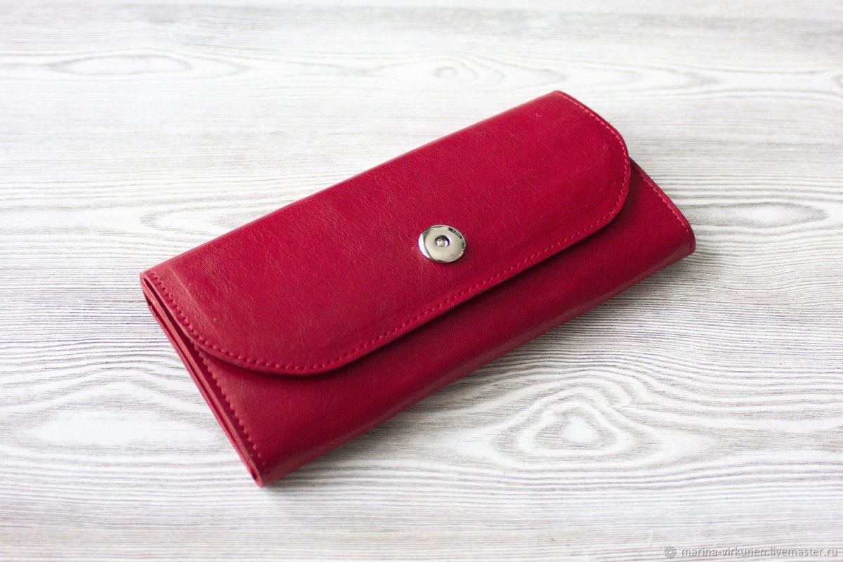 Красный кошелек с долларами