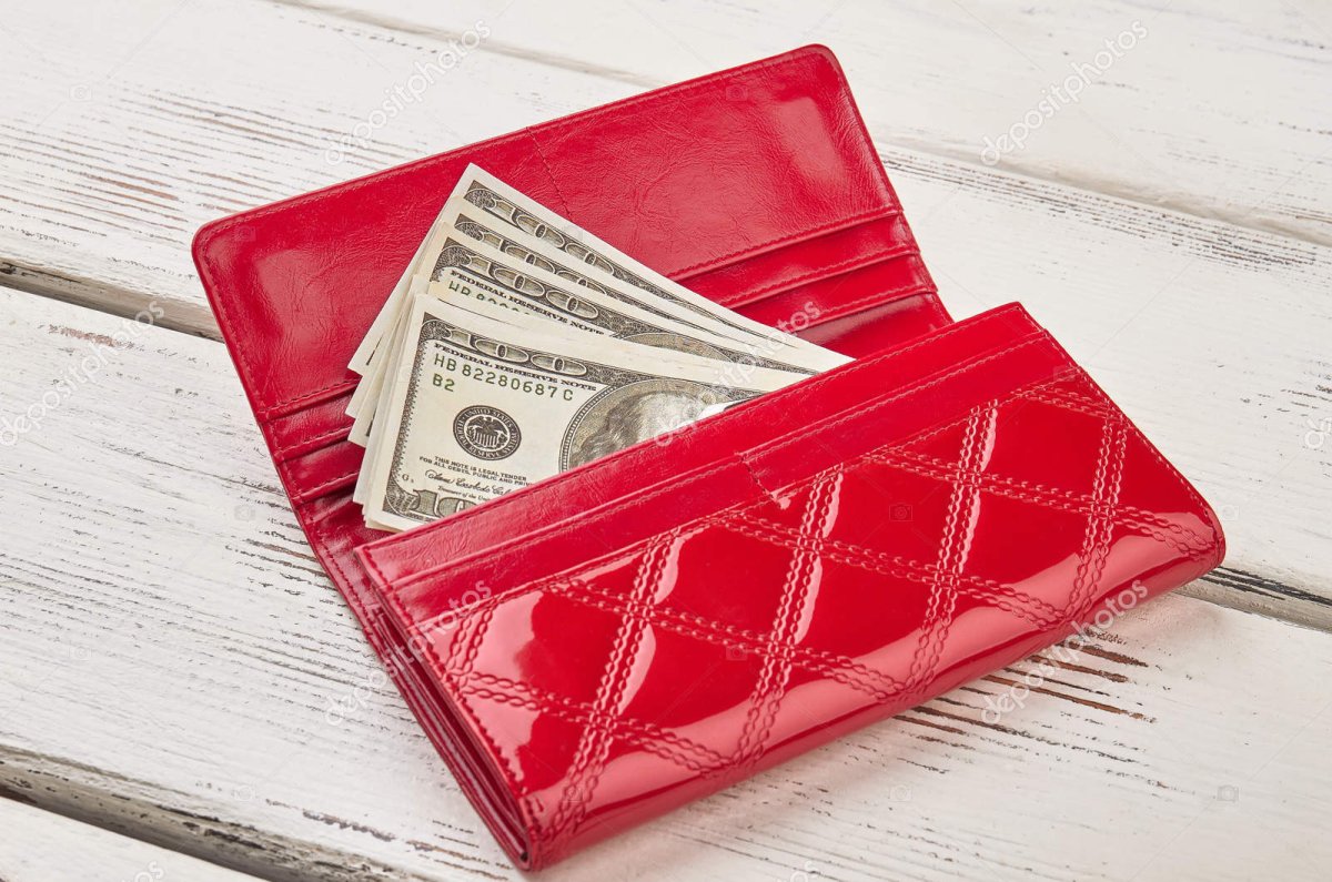 Красный кошелек с долларами