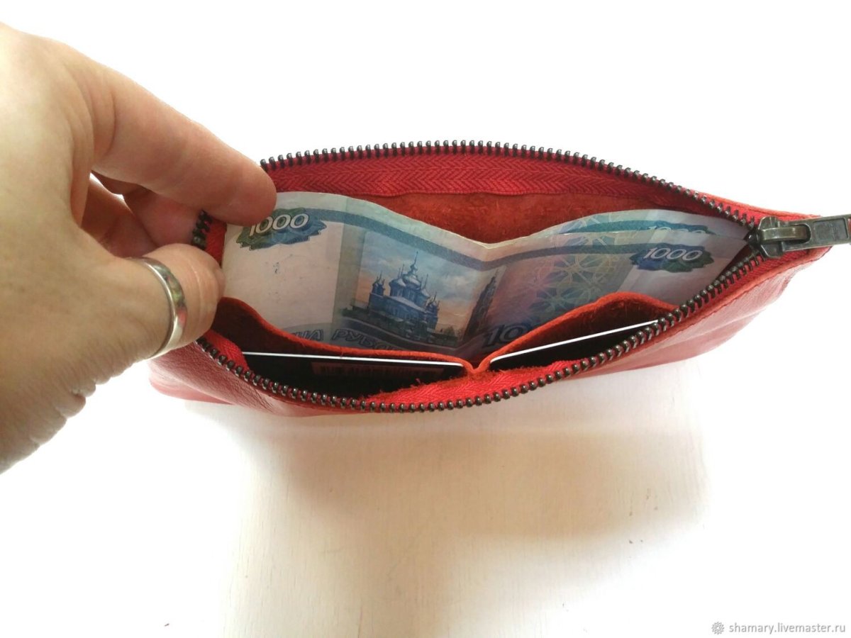 Женщина с красным кошельком