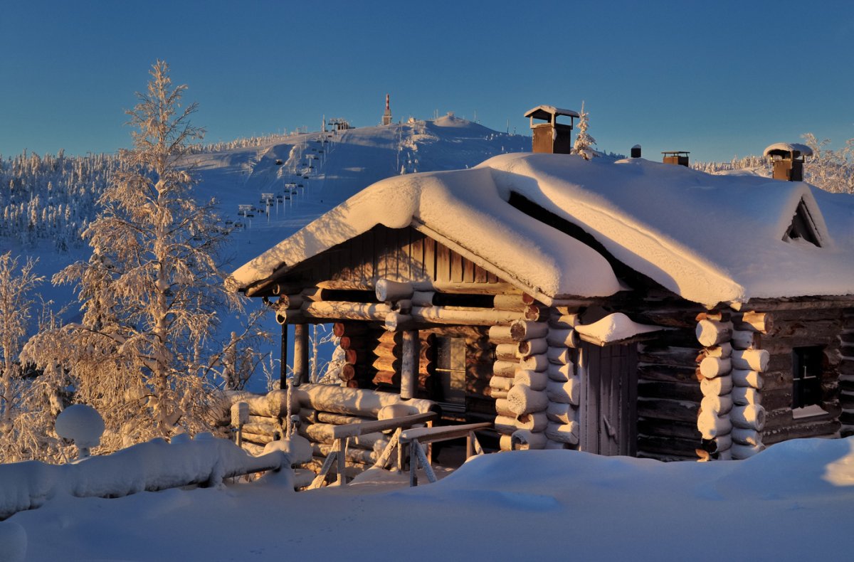 Зимняя избушка в деревне