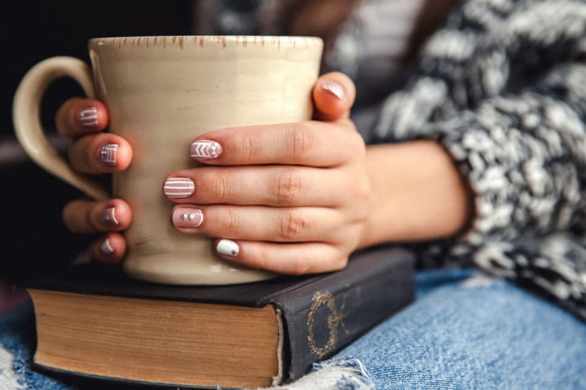 Девушка с чашкой в руках