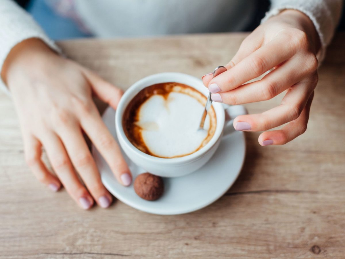 Девушка в кофейне без лица