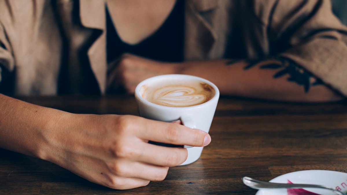 Кружка кофе в руках