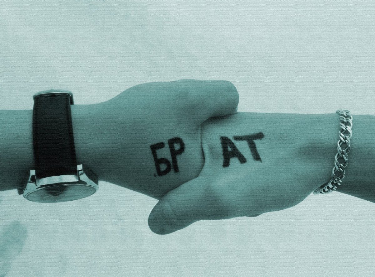 Два брата обнимаются