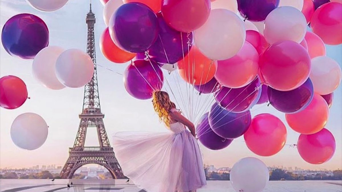 Вера Брежнева с шарами в Париже