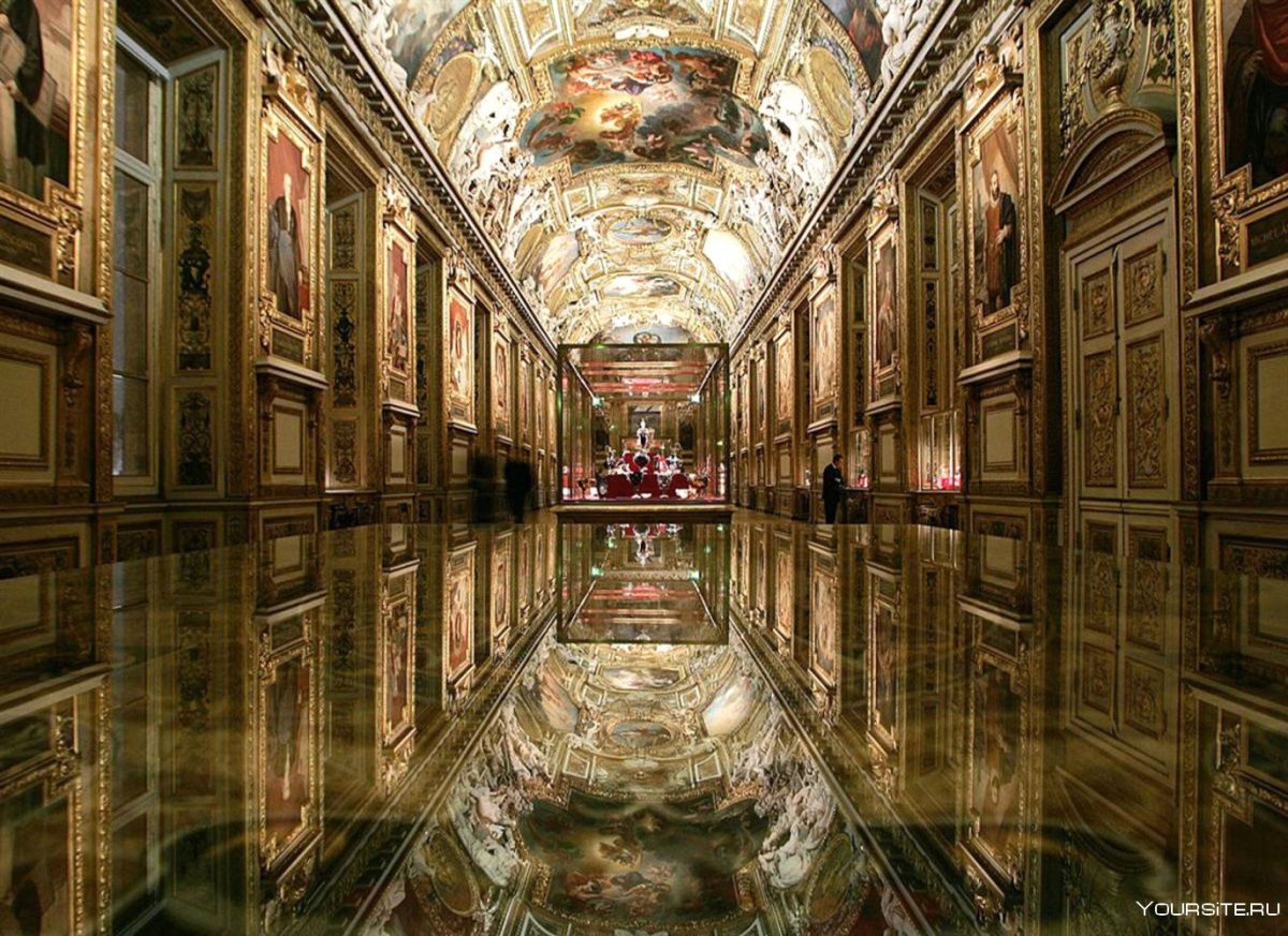 Музей Лувр в Париже внутри