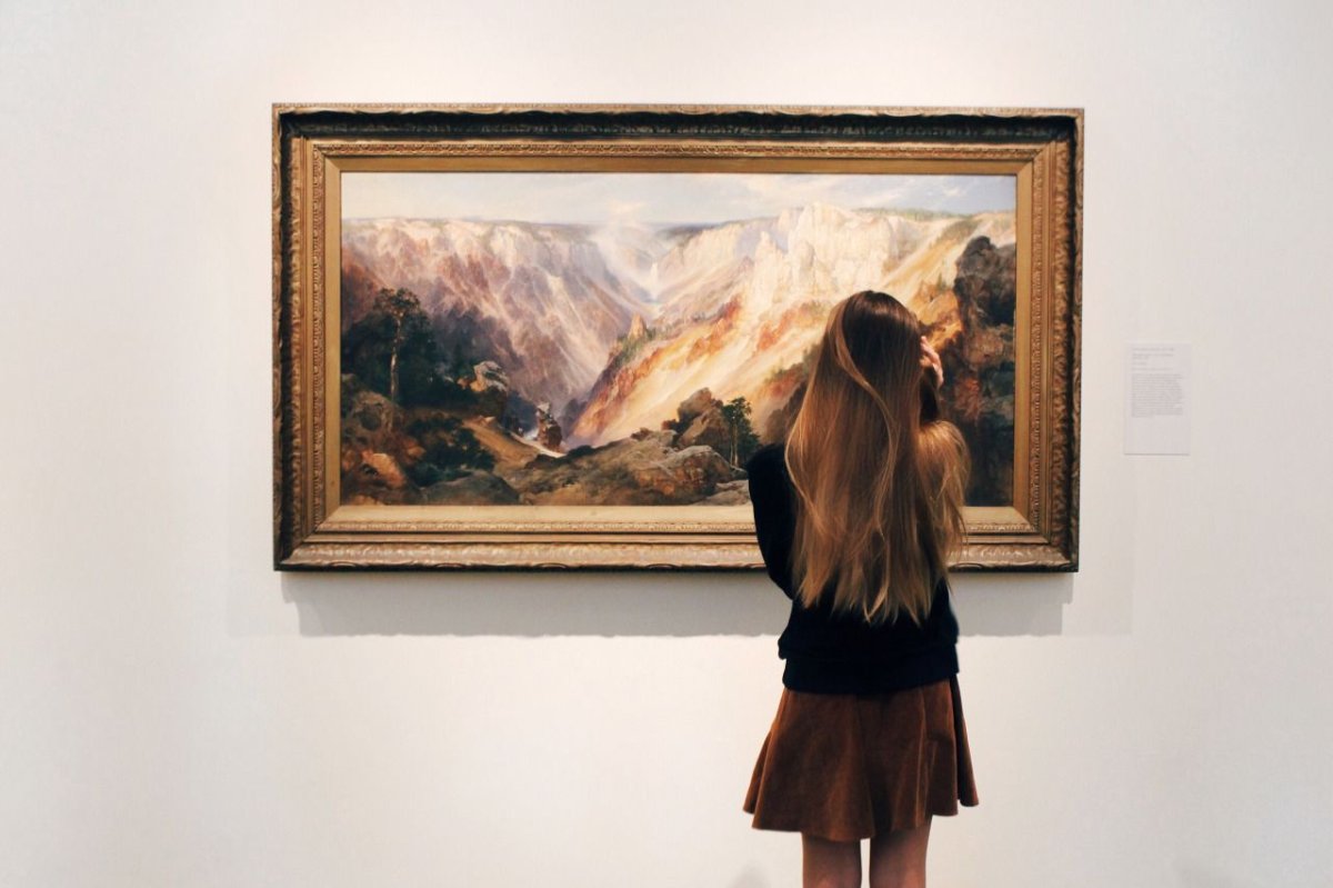 Девушка в картинной галерее