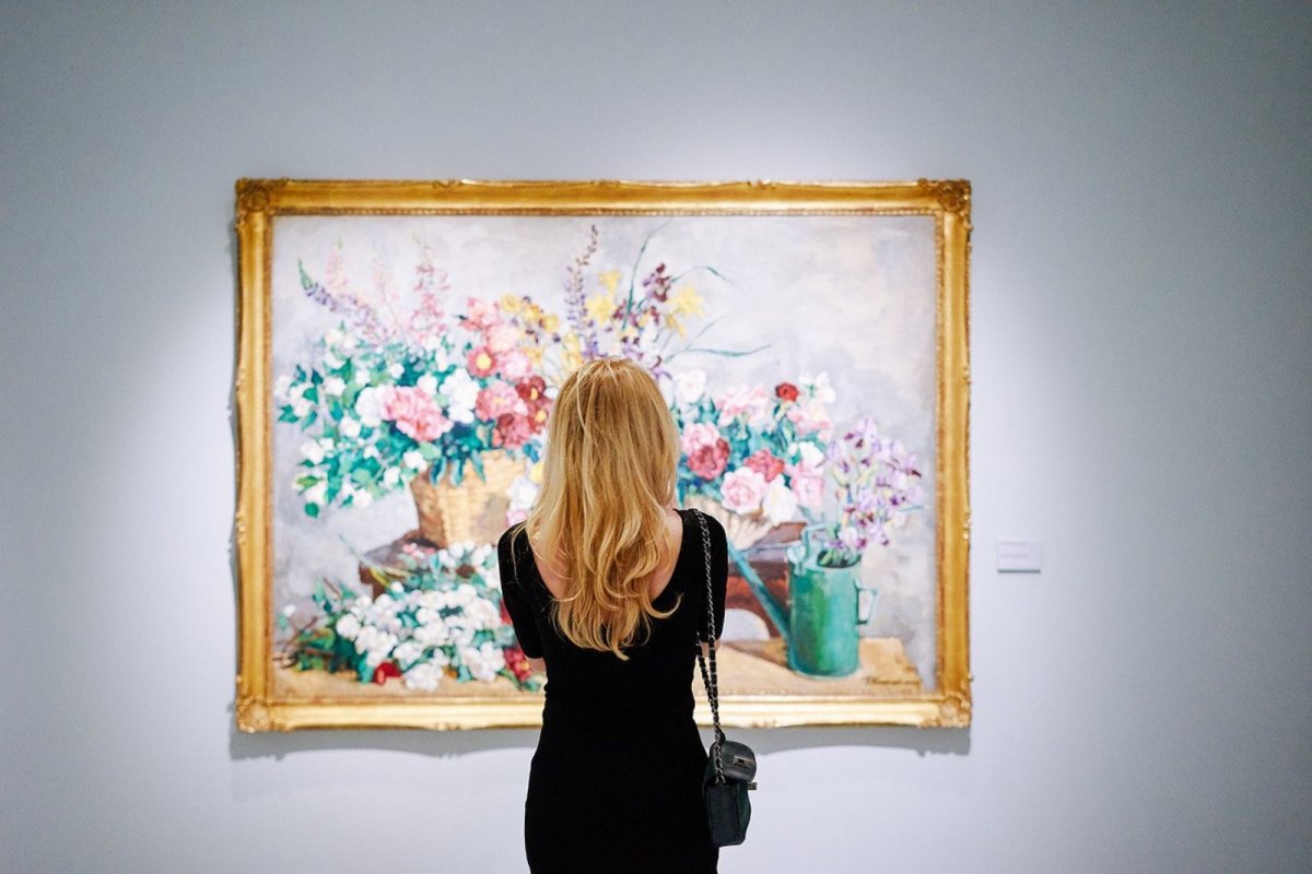Девушка в картинной галерее
