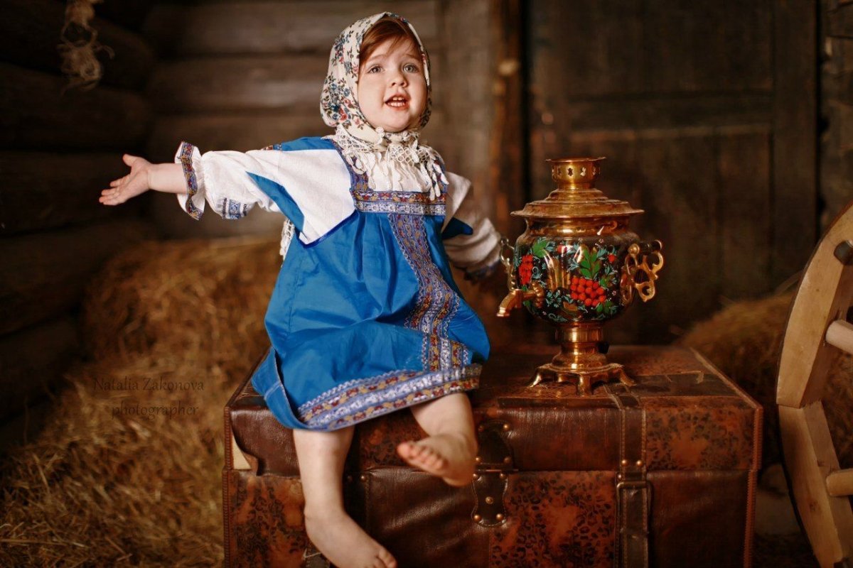 Фото девушки в поле со спины с короткими волосами