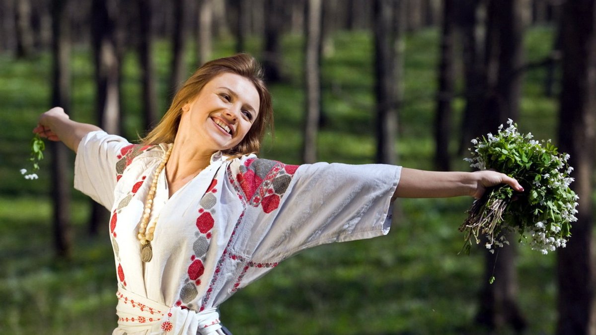 Девушка в народном костюме