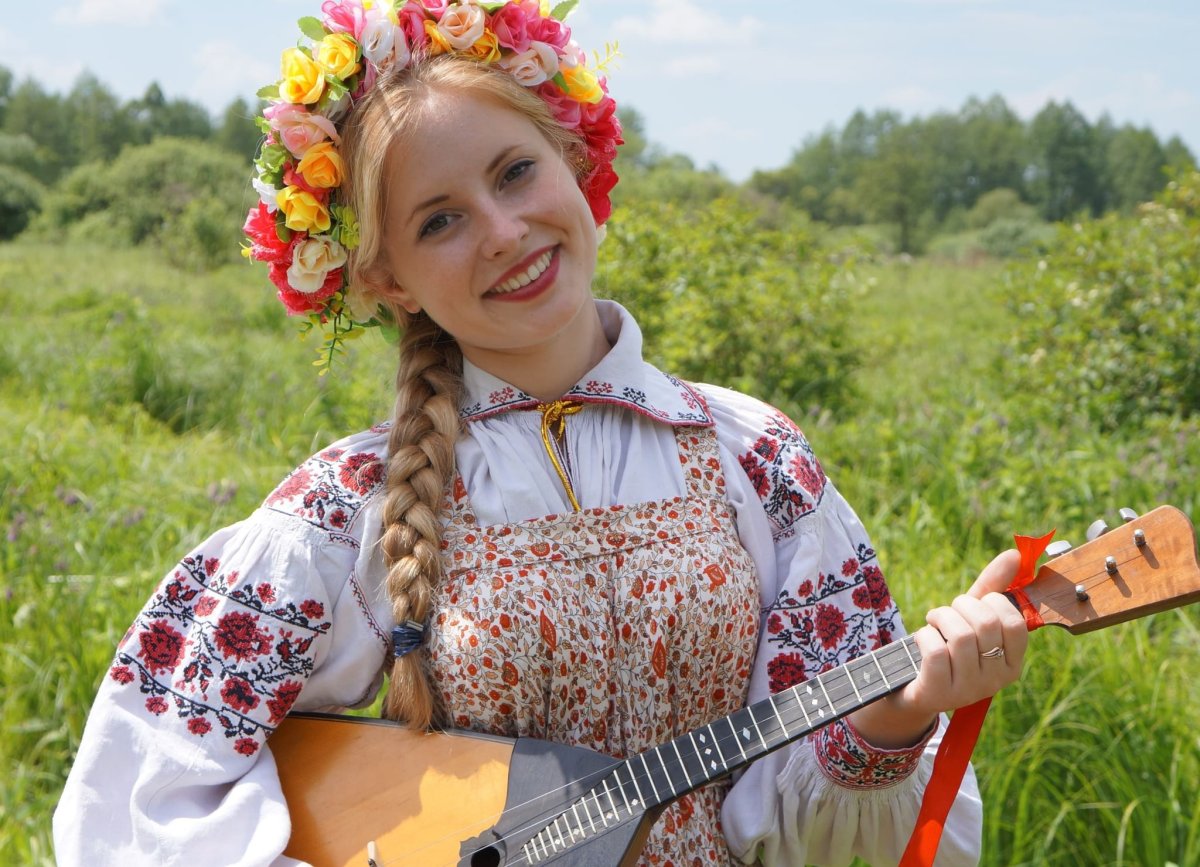 Девушка в сильном русском костюме