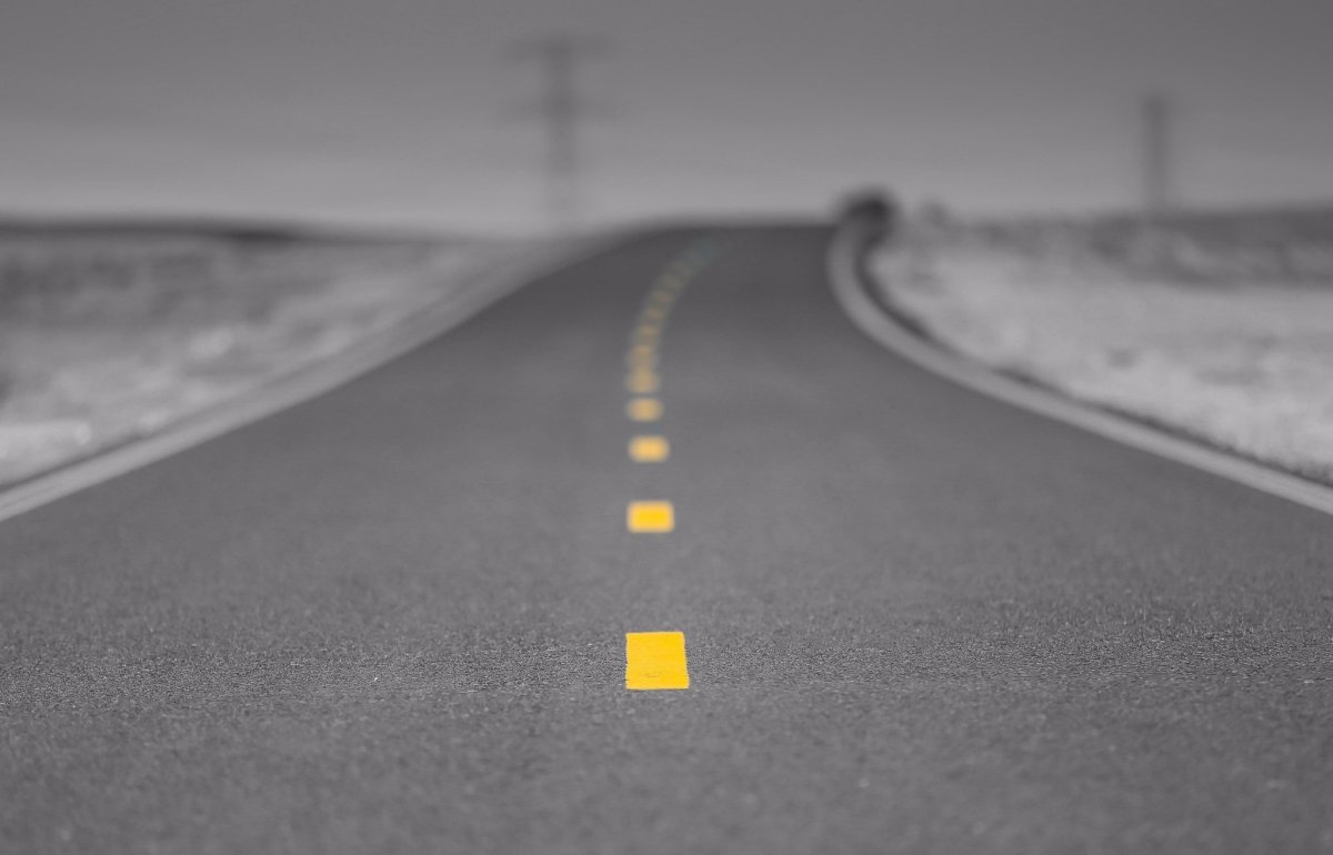 Асфальт с желтой разметкой