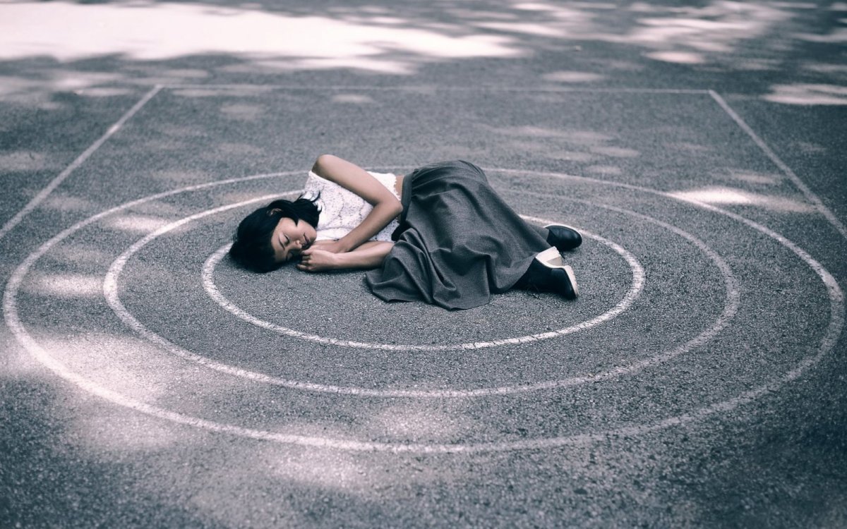 Девушка в центре круга