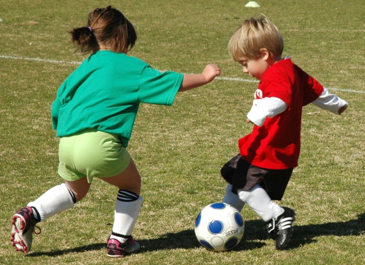 Ребенок с футбольным мячом