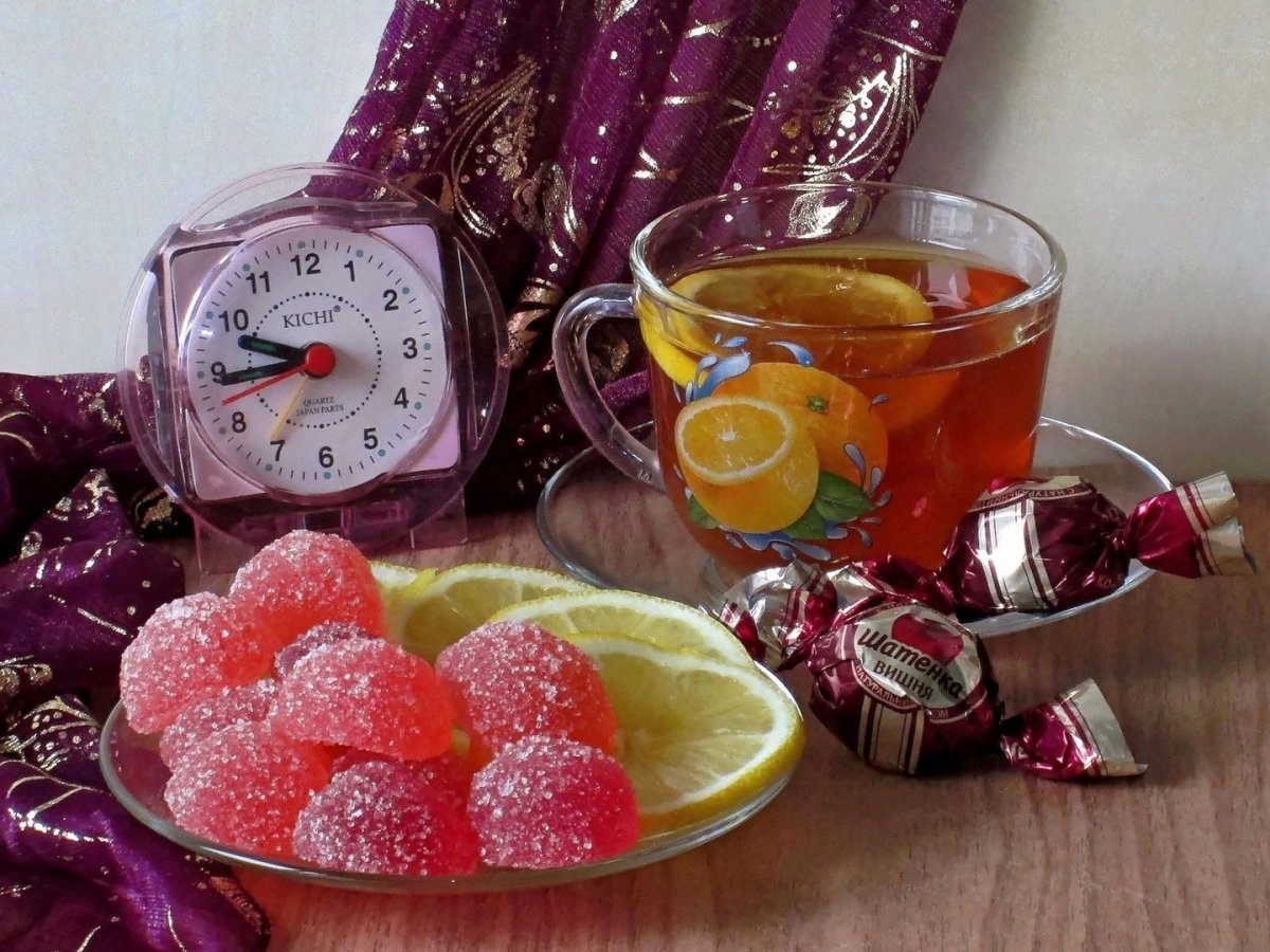 Чаепитие с конфетами