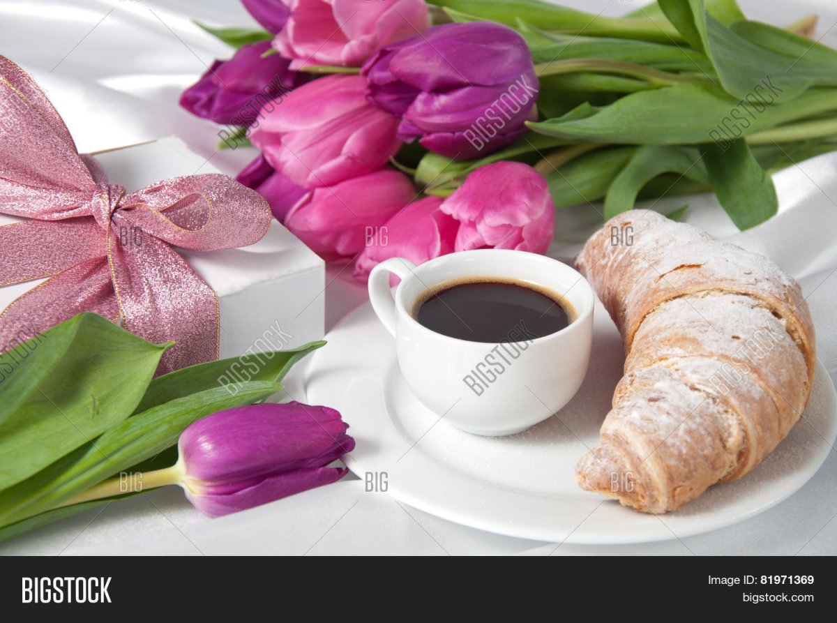 Круассан и тюльпан