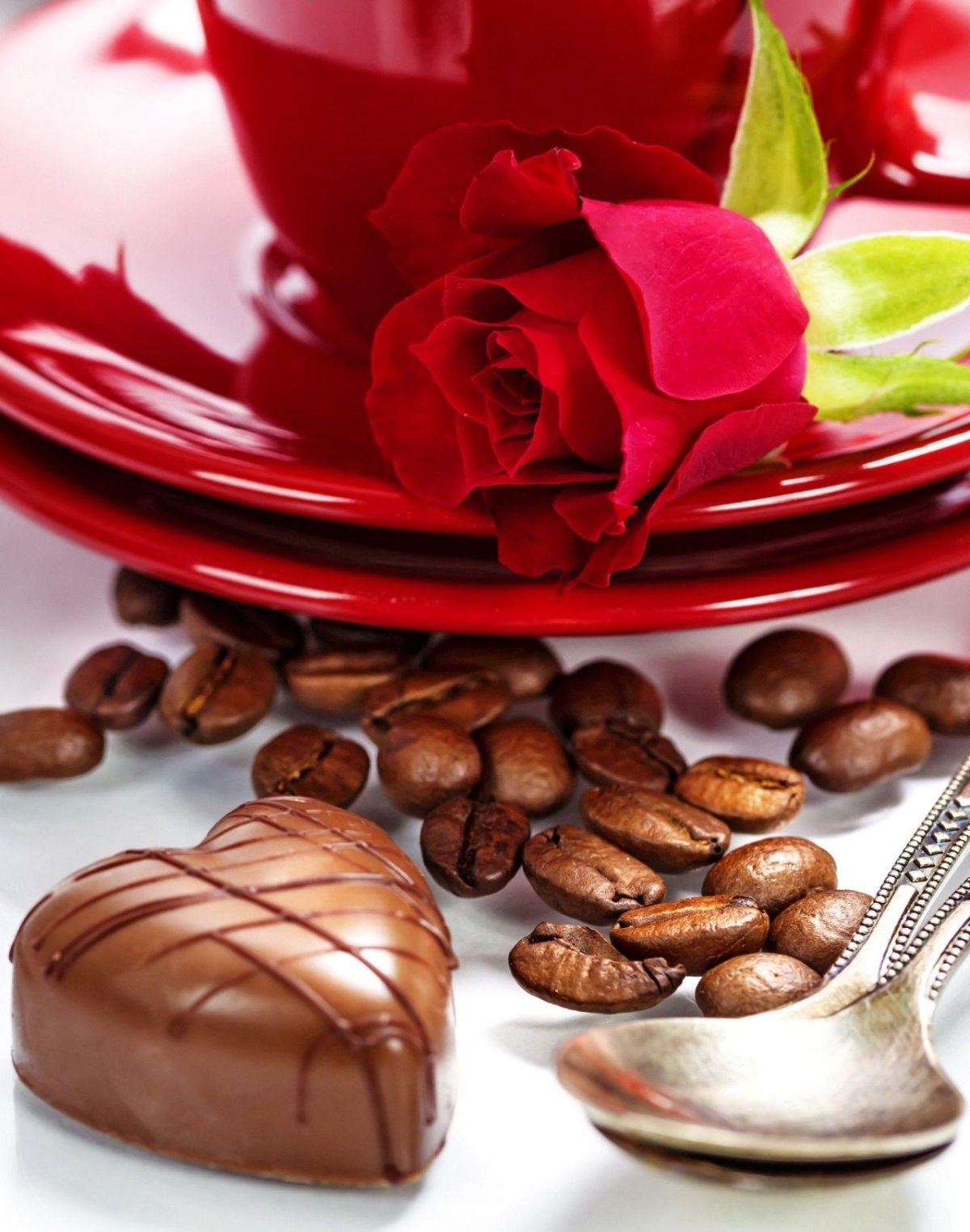 Чашка кофе с конфетами