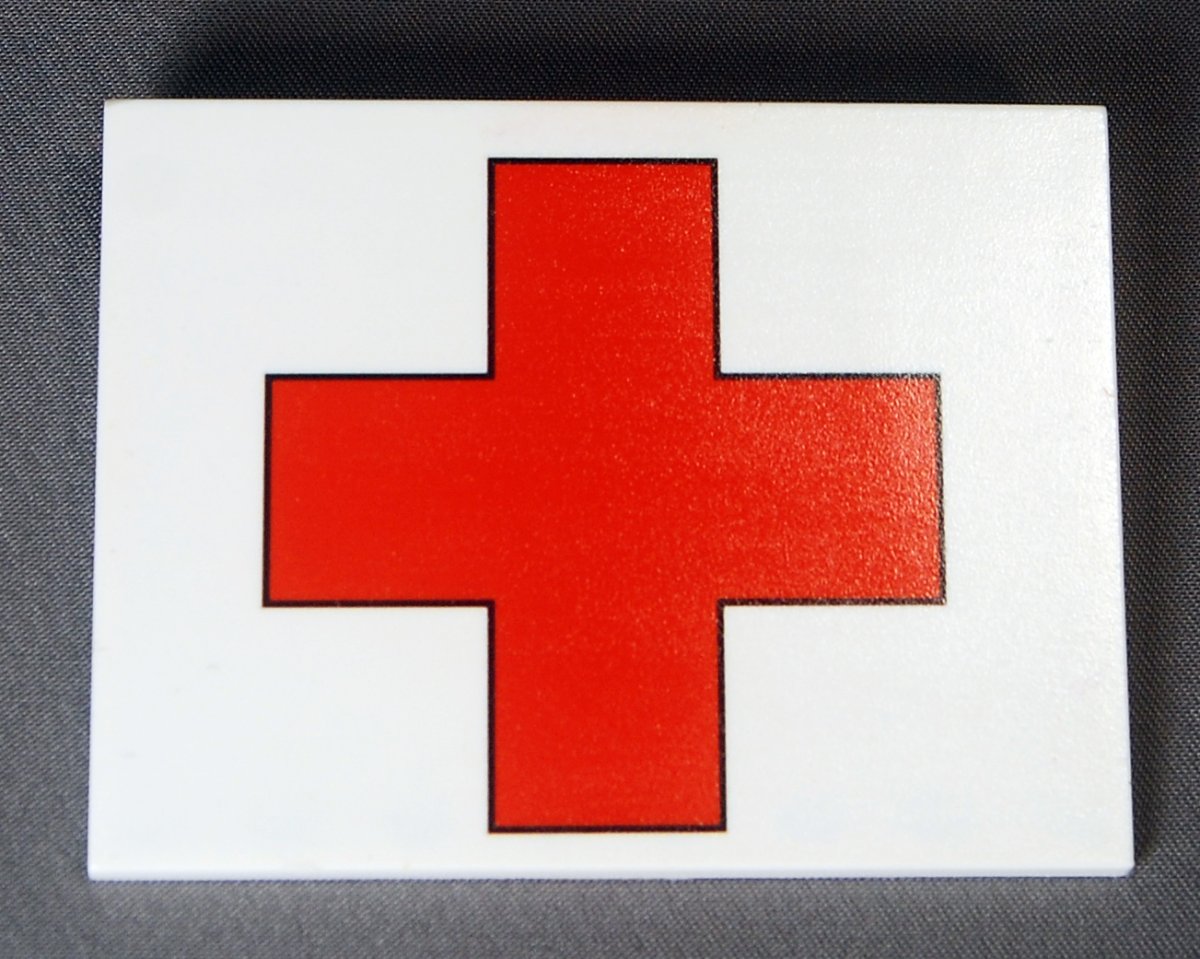 Красный крест нарисованный