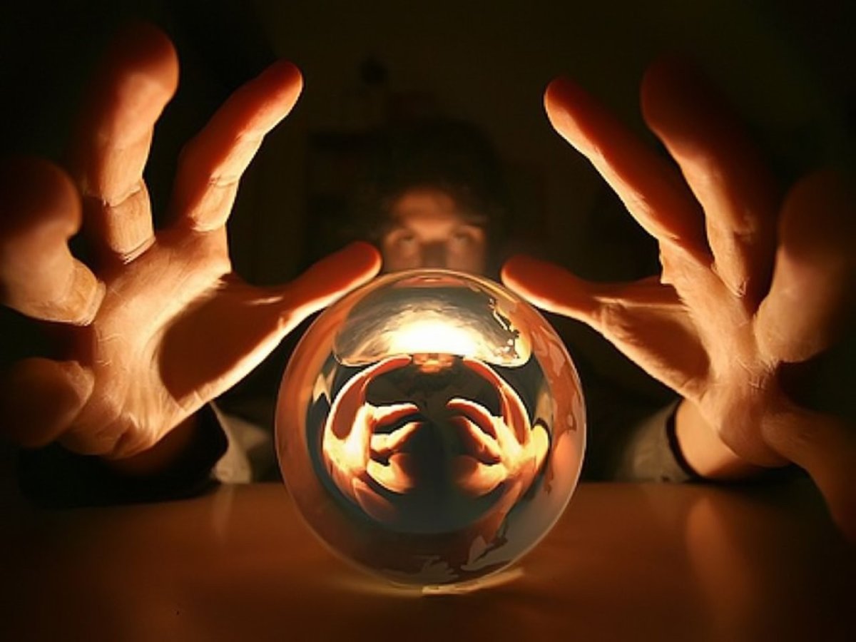 Хрустальный шар в руках