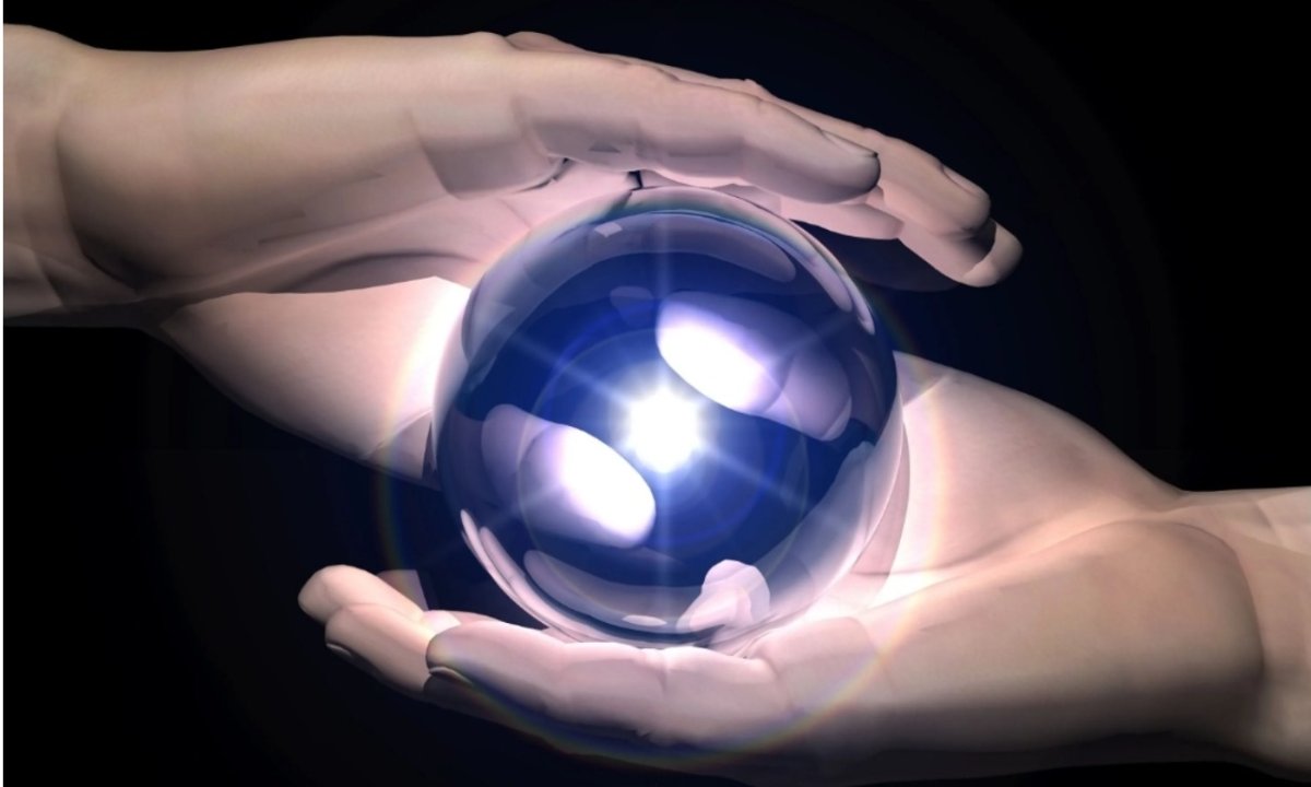 Хрустальный шар в руках