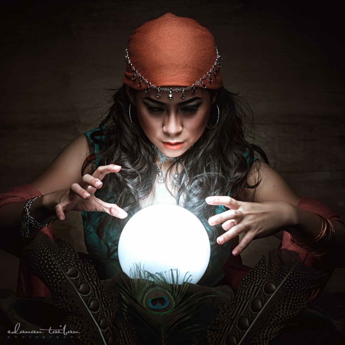 Девушка с магическим шаром