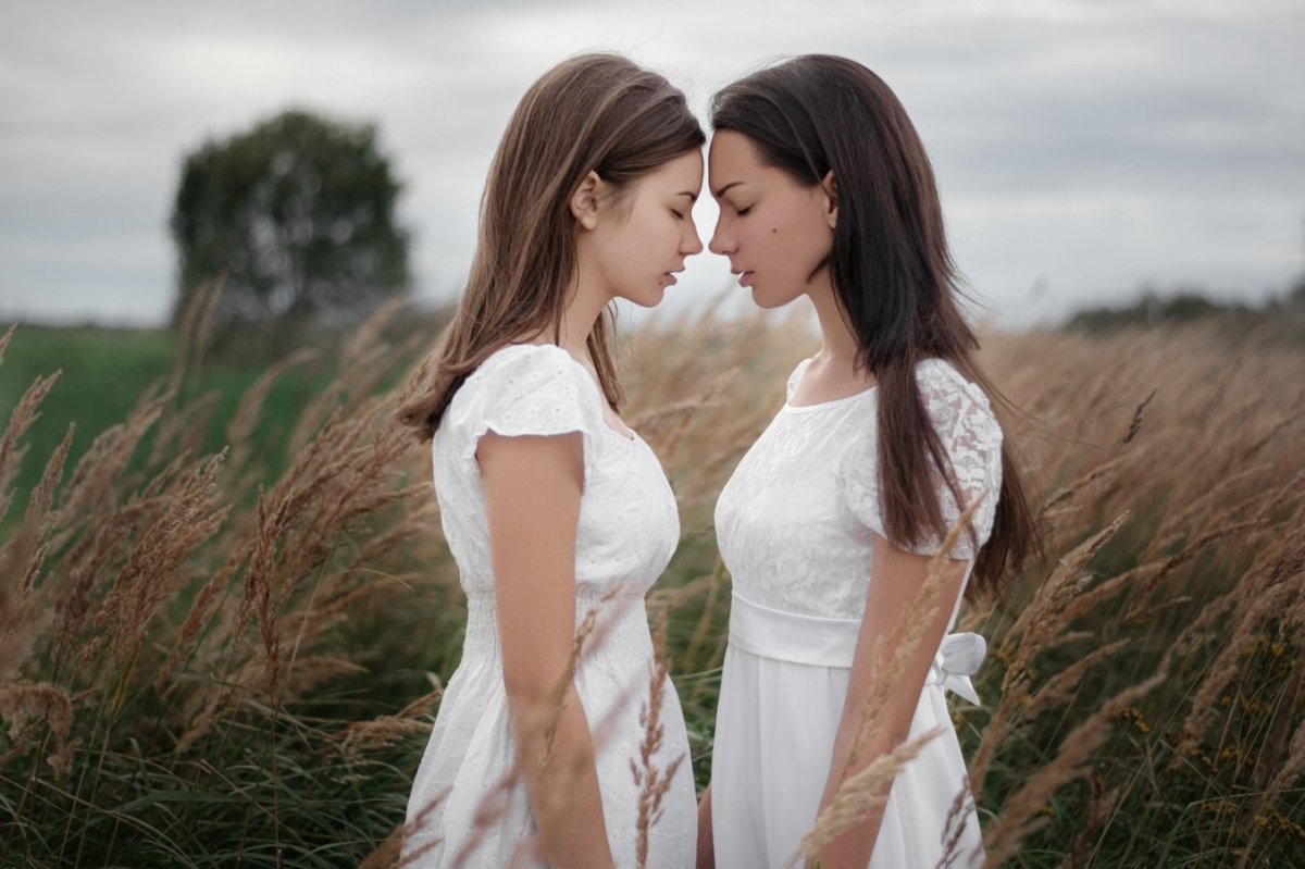 Две девушки