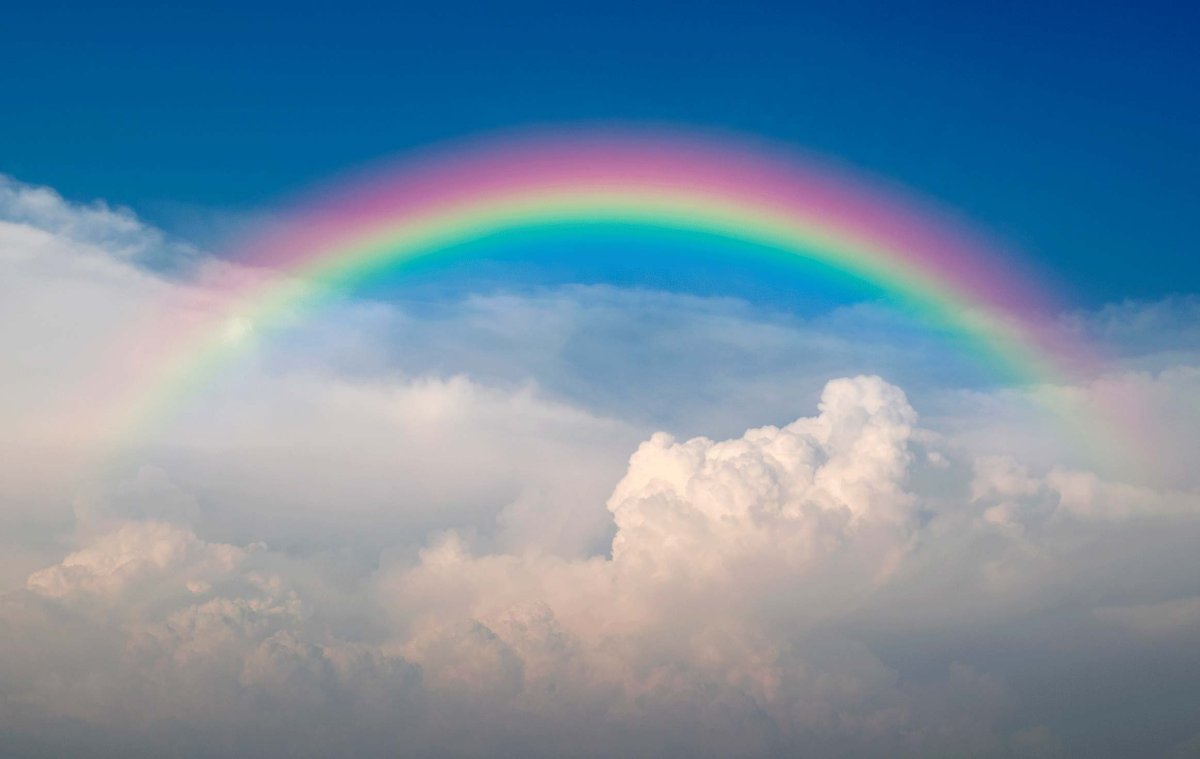 Радуга на голубом небе