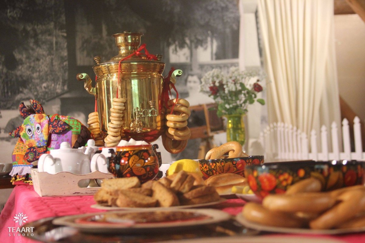 Чайный стол с самоваром