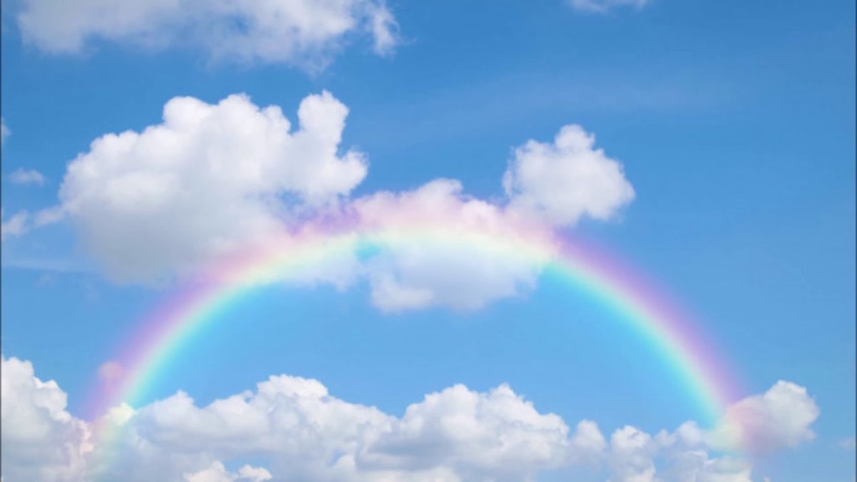 Фон с радугой и облаками