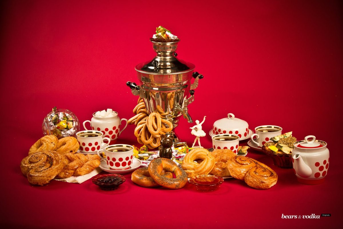 Стол с самоваром и сладостями