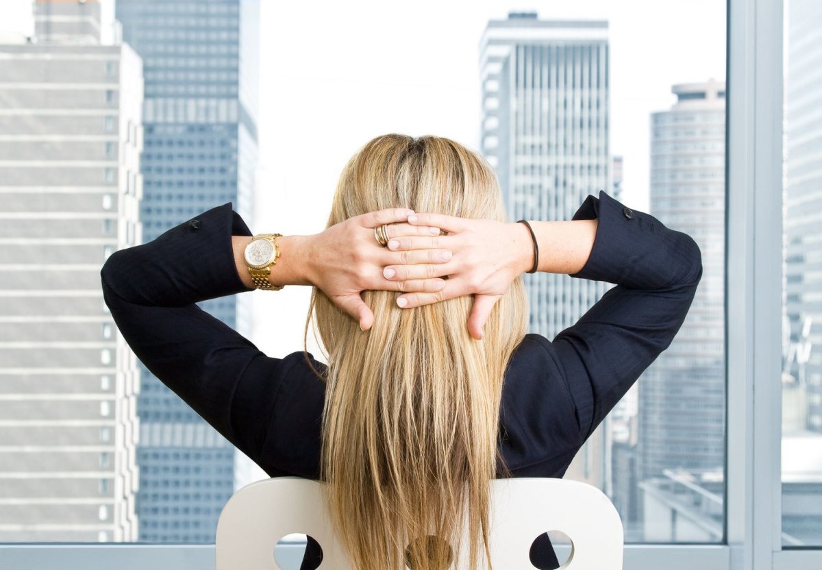 Деловая женщина со спины