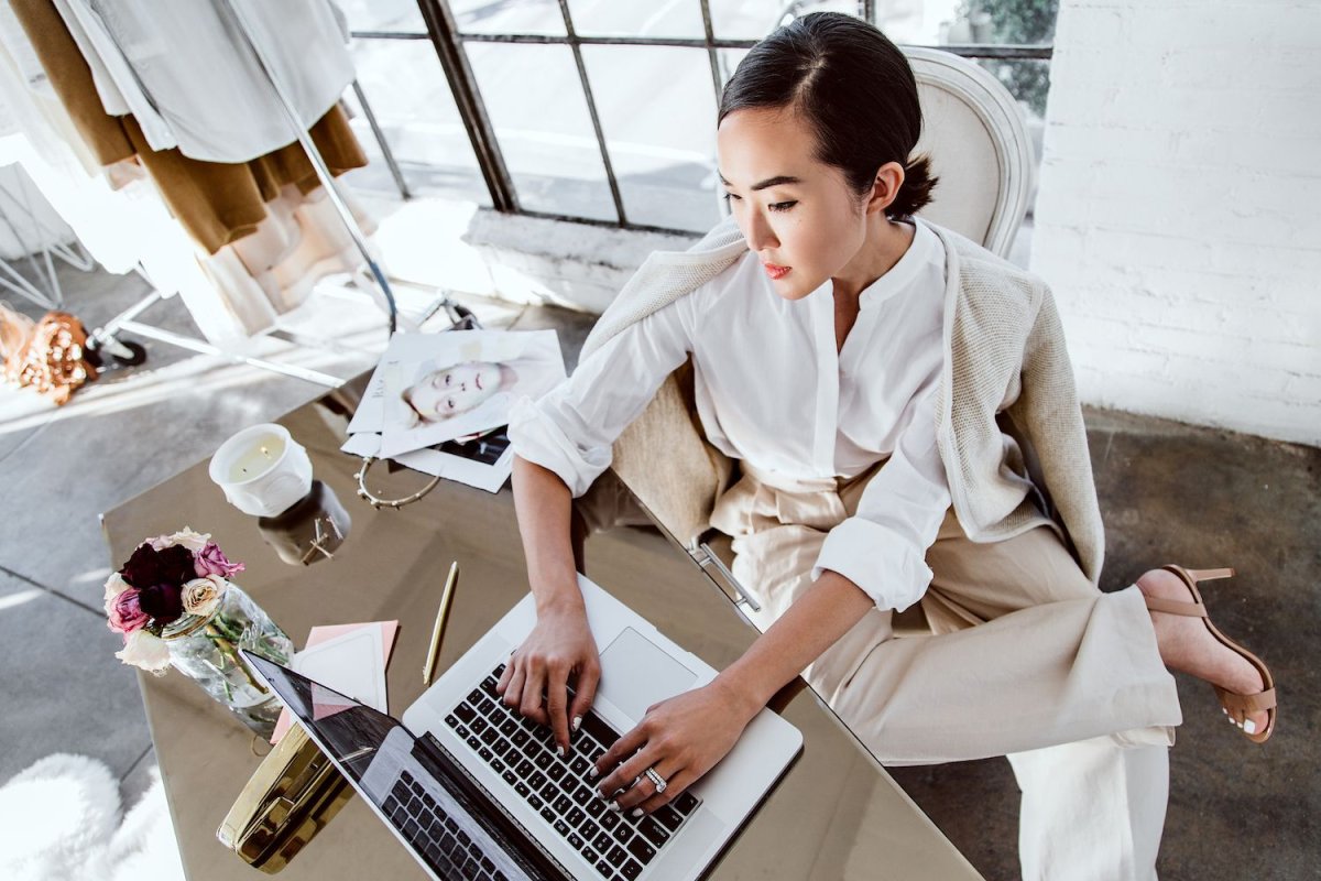 Успешная стильная женщина