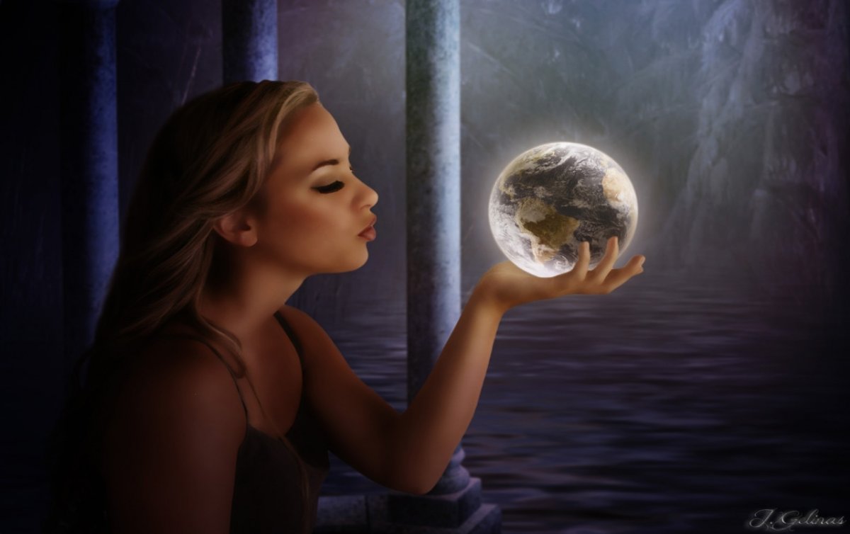 Девушка с шаром в руках