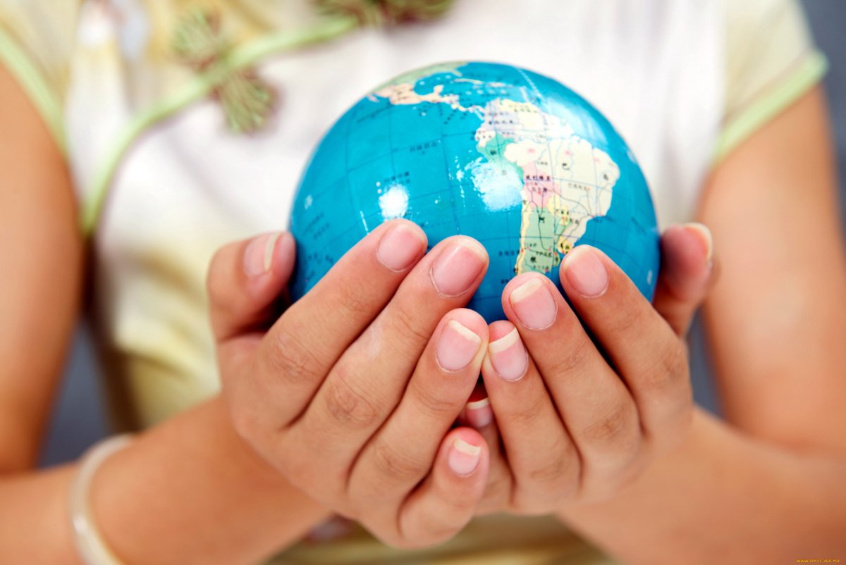 Глобус в руках