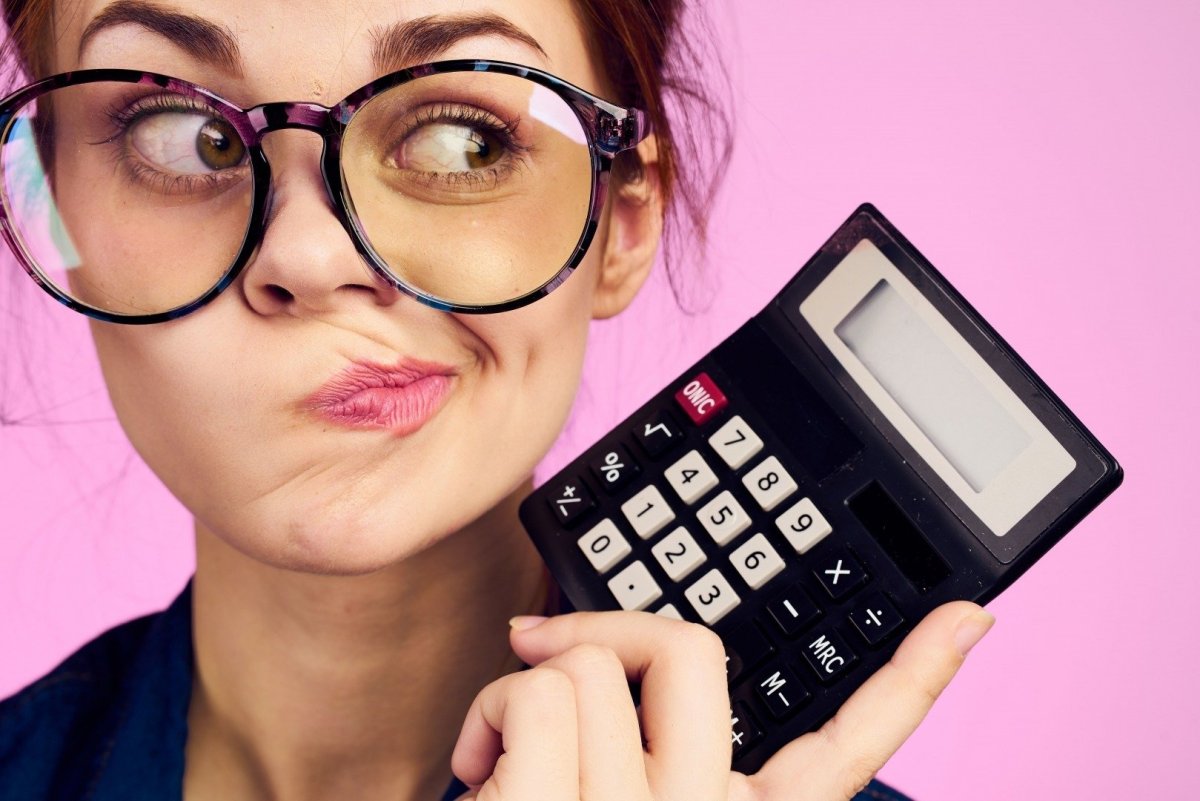 Человек с калькулятором