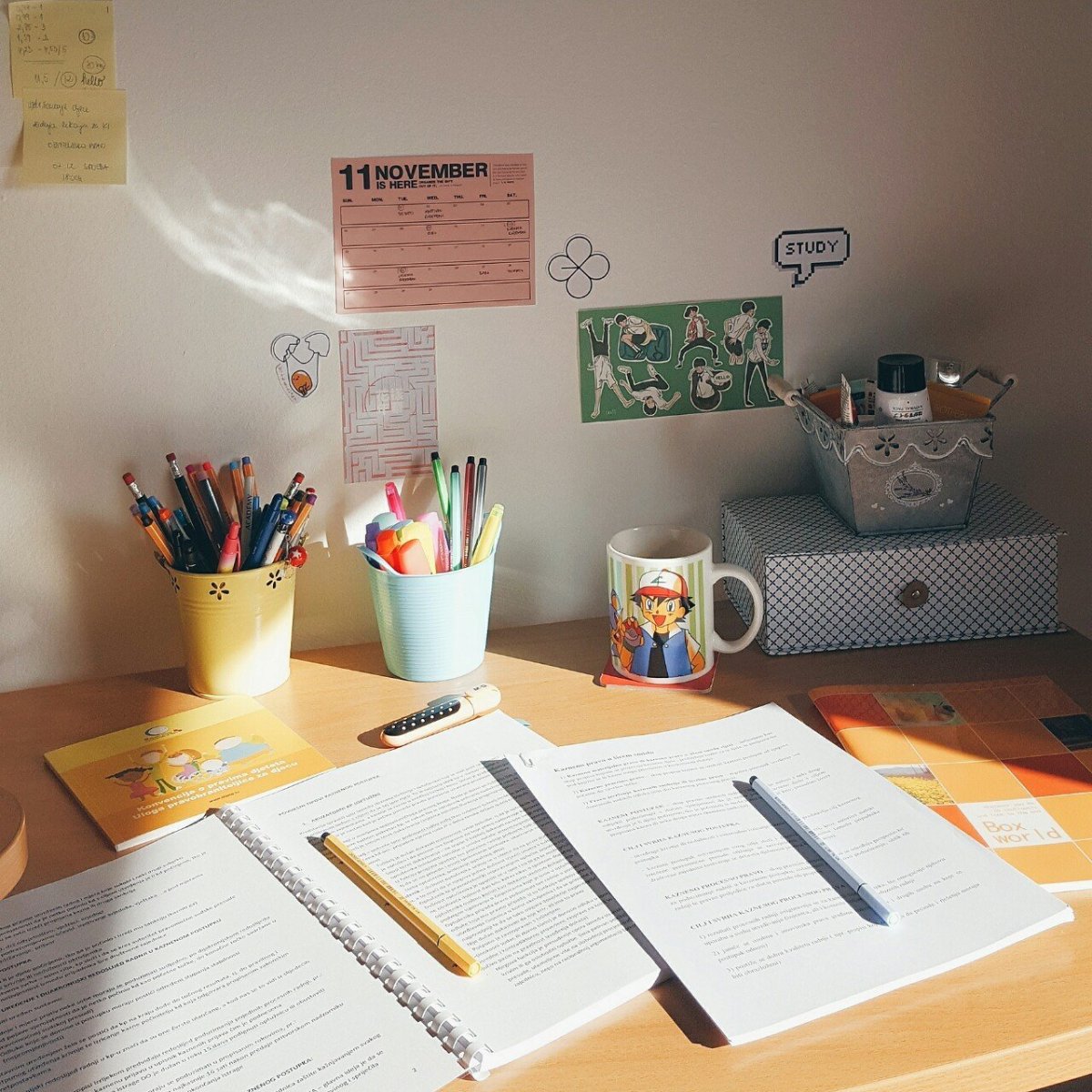 Эстетичный стол для учёбы