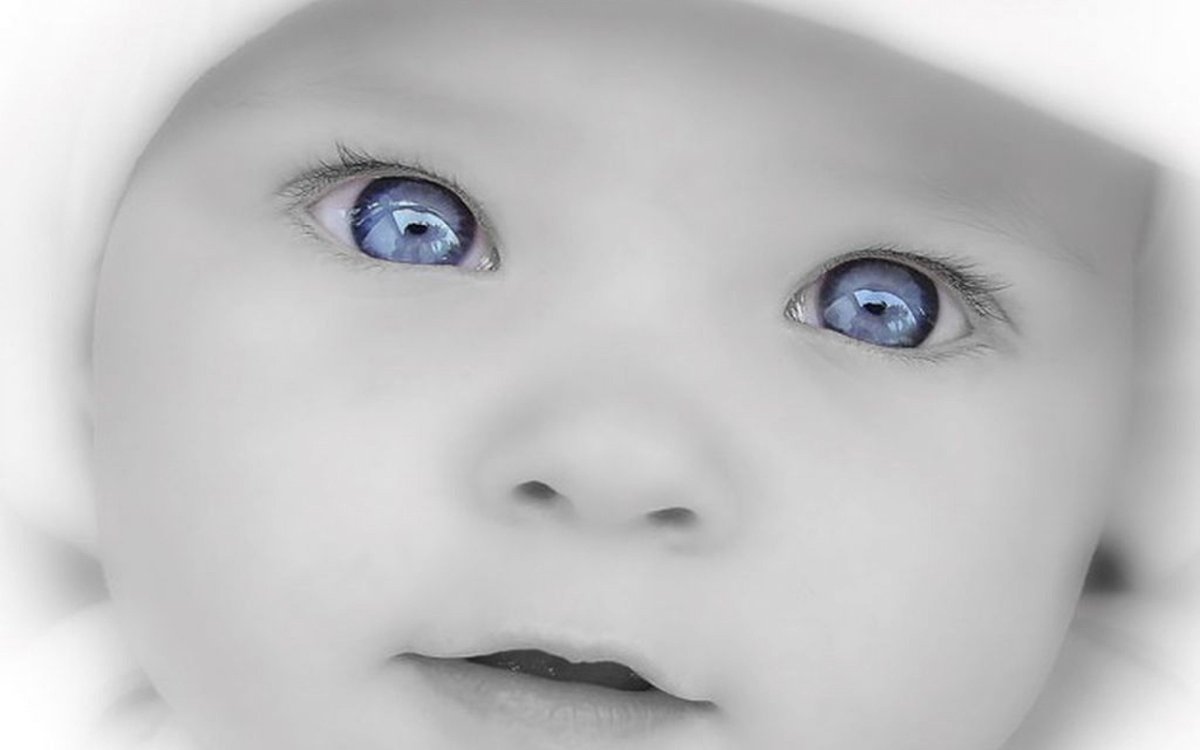 Младенец с голубыми глазами