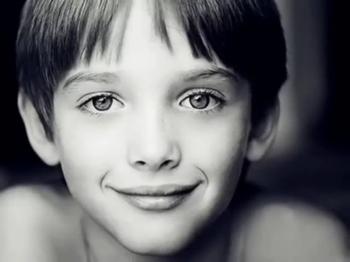 Красивый ребенок мальчик с зелеными глазами