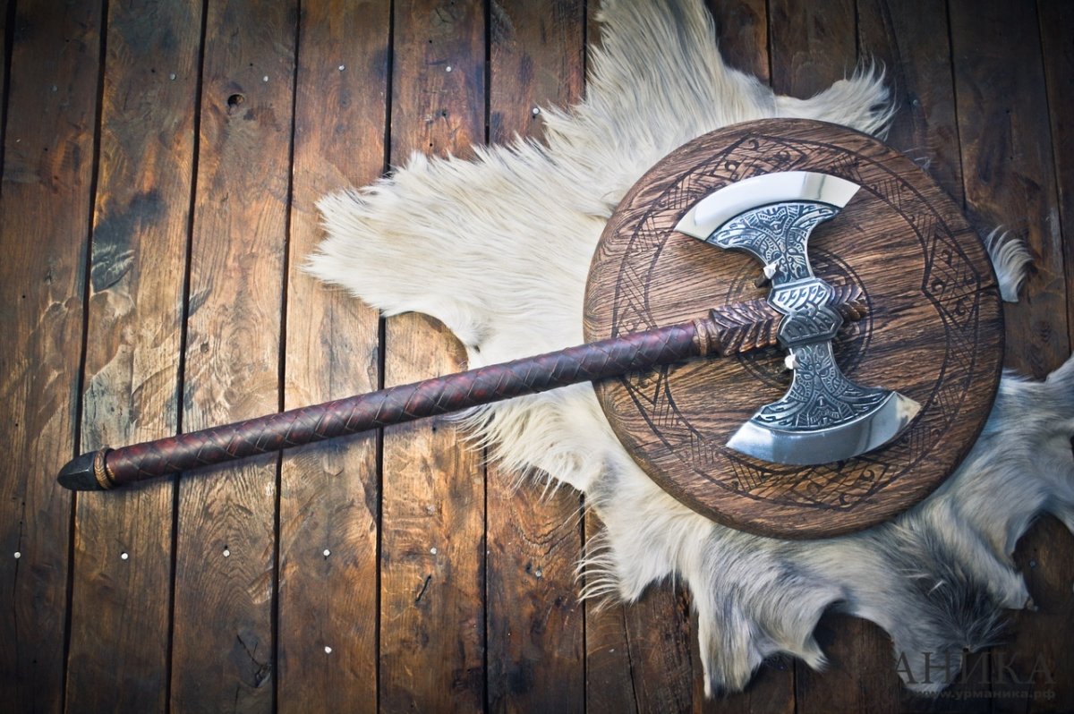Щит с топорами на стену