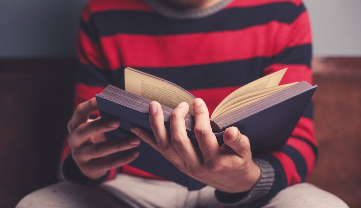 Парень с книгой в руках