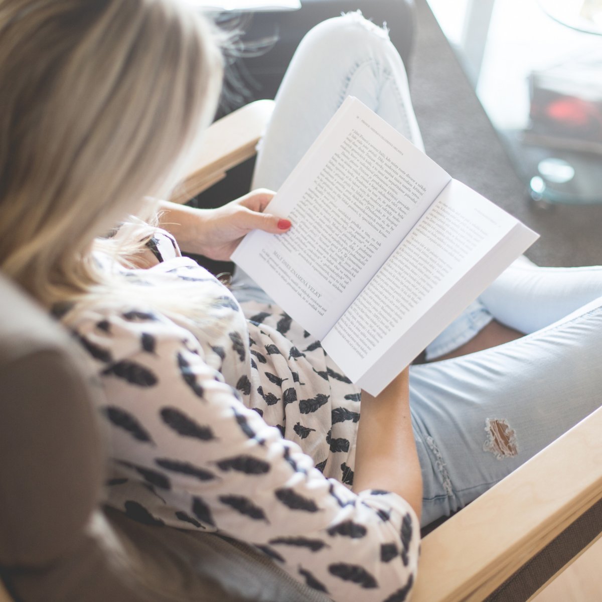 Девушка среди книг без лица