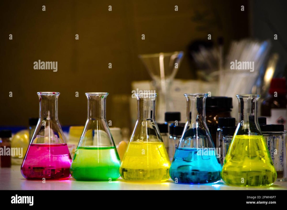 Колбы химические с растворами