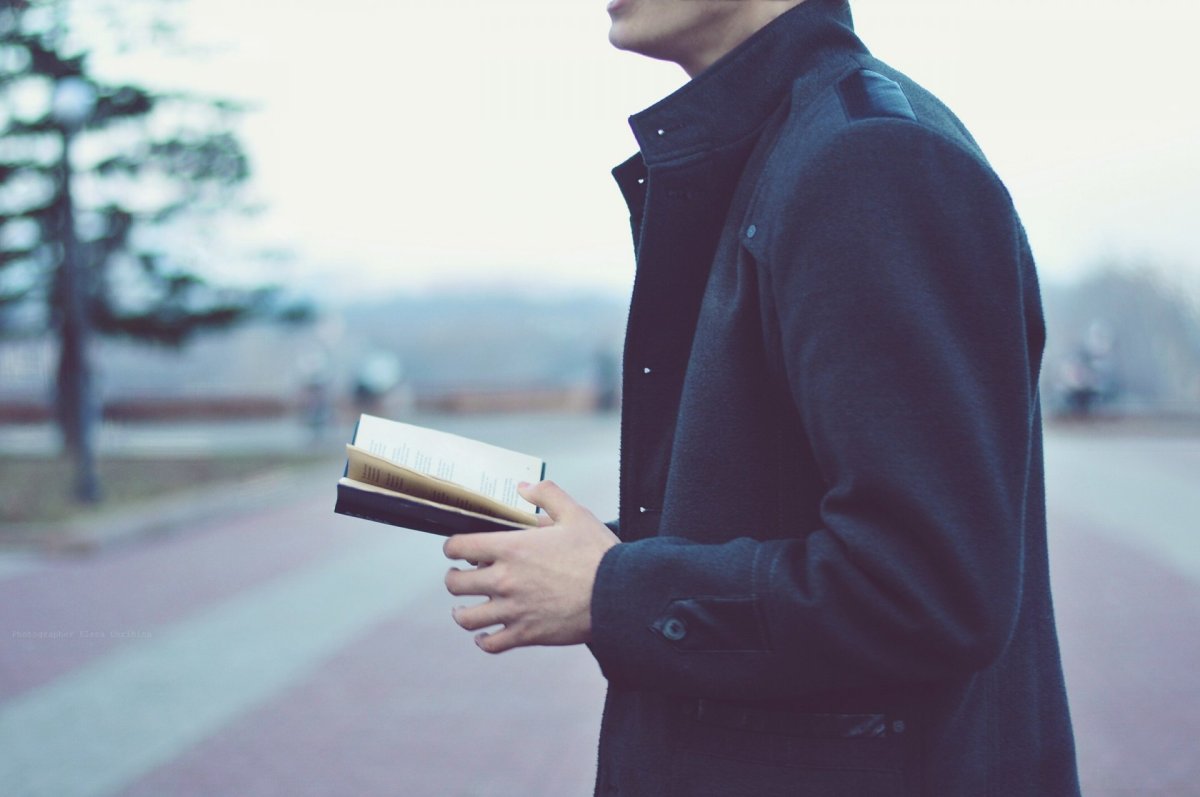 Парень с книгой
