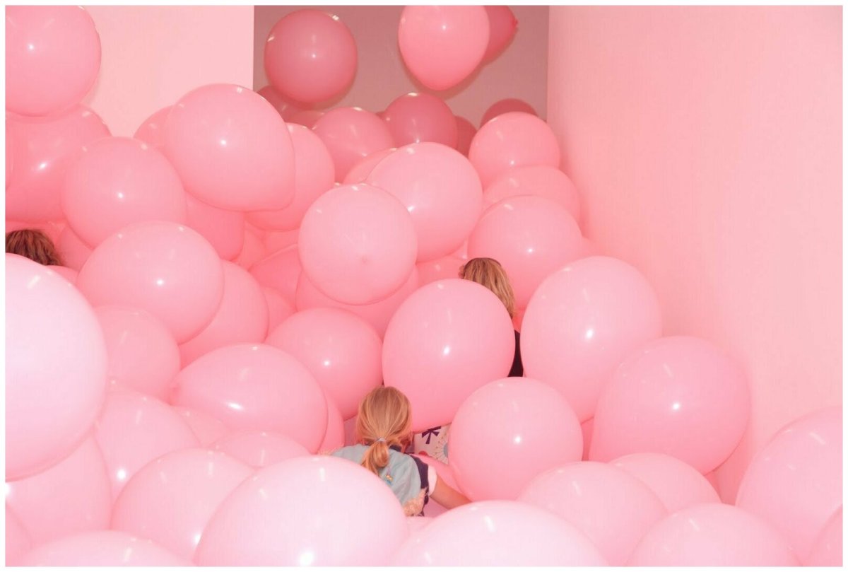 Шары розовые много