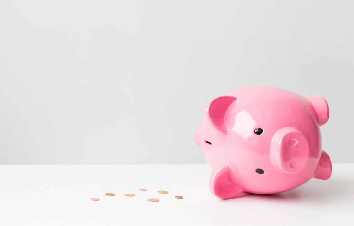 Копилка Свинка на столе