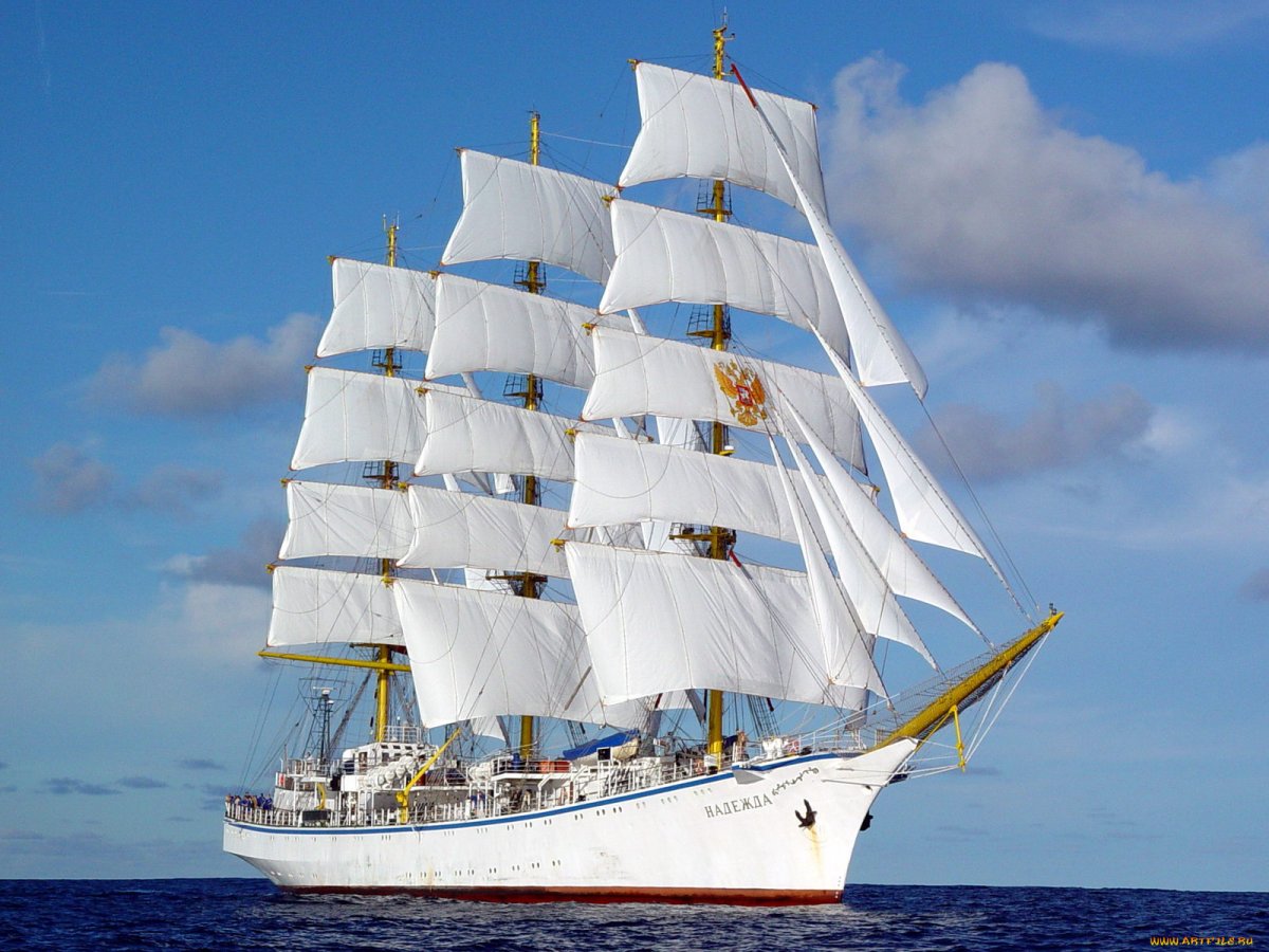 Парусник в море