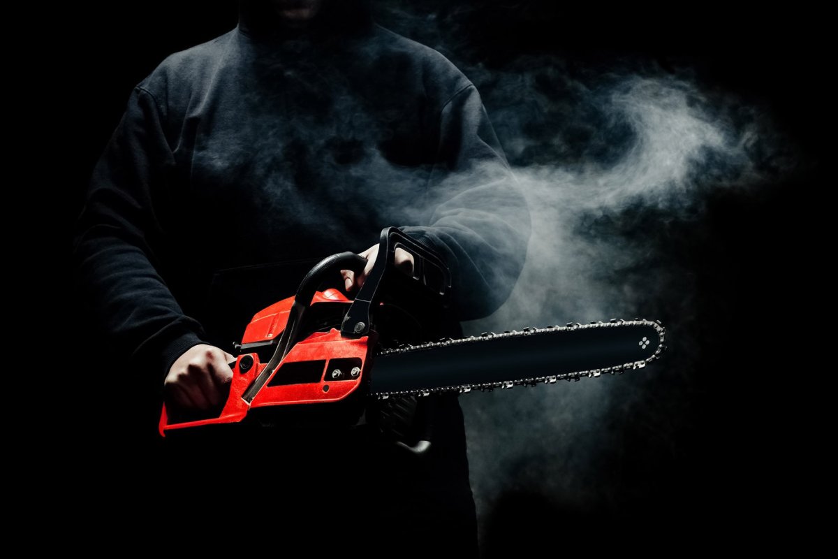 Красивая девушка с бензопилой