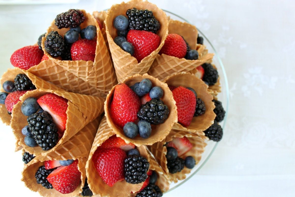 Фрукты в вафельном рожке