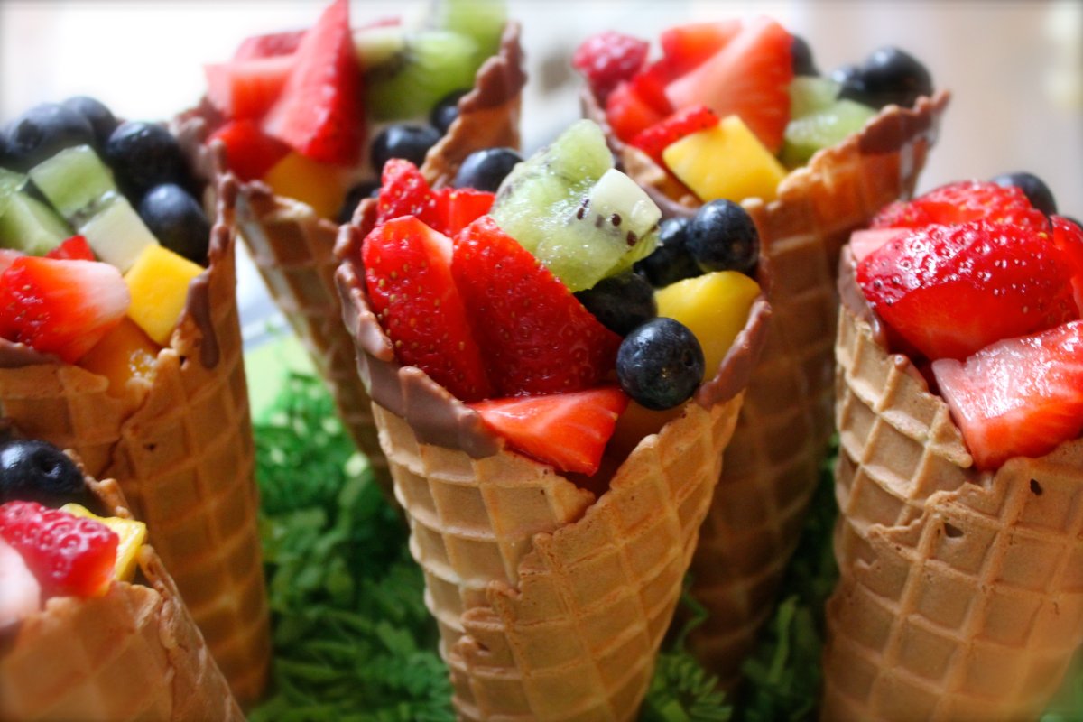 Фрукты в вафельном рожке