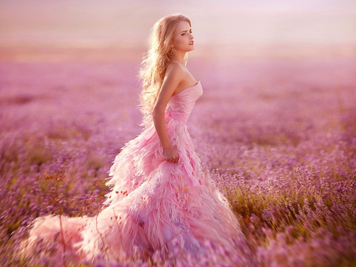 Женственная девушка